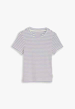 Wit T-shirt met korte mouwen, dunne horizontale lavendelkleurige strepen en een ronde hals, plat gevouwen op een witte achtergrond.