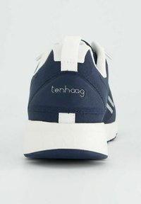 Navy niebieskie buty sportowe z białymi akcentami i brandingiem. Posiadają teksturowaną cholewkę, wyściółkę kołnierza oraz grubą, białą podeszwę.