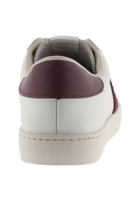 Sneaker bianco in pelle con un accent maroon sul tallone, caratterizzato da una superficie testurizzata e una suola in gomma beige.