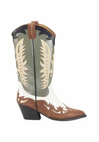 Bota de vaquero de cuero marrón y blanco con costura decorativa en verde y beige, puntera puntiaguda, tacón estilo western y lengüeta trasera.