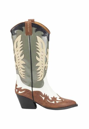 Bota de vaquero de cuero marrón y blanco con costura decorativa en verde y beige, puntera puntiaguda, tacón estilo western y lengüeta trasera.