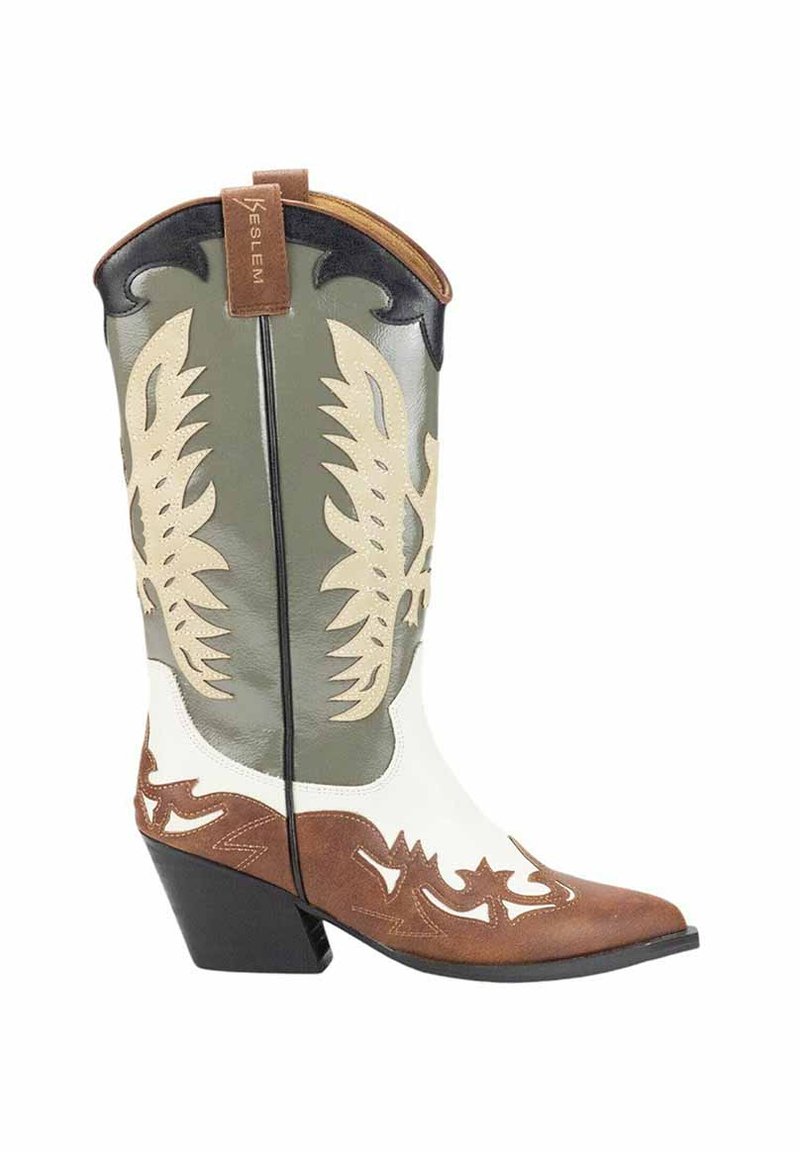 Bota de vaquero de cuero marrón y blanco con costura decorativa en verde y beige, puntera puntiaguda, tacón estilo western y lengüeta trasera.