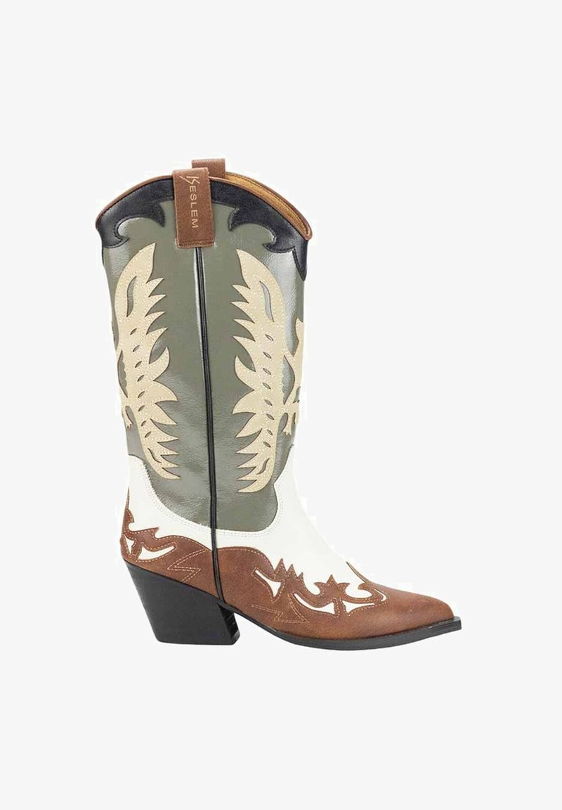 Bota de vaquero de cuero marrón y blanco con costura decorativa en verde y beige, puntera puntiaguda, tacón estilo western y lengüeta trasera.