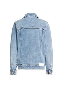 Ljusblå denimjacka med klassisk krage, knappmanschetter och en vit etikett på den nedre ryggen. Har en något sliten yta.