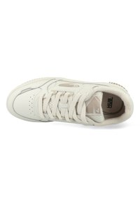 Witte leren sneaker met perforaties, platte veters en een gestructureerde hiel. Kenmerkt zich door subtiele grijze accenten en een merk inlegzool zichtbaar binnenin.