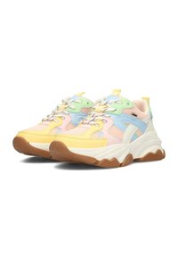 Sneakers leggeri caratterizzati da una combinazione di colori pastello: giallo, verde, blu e rosa. Materiale in rete e sintetico con suole in gomma testurizzata.