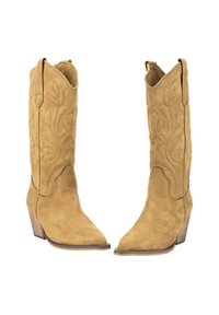 Botas de cowboy de ante marrón con puntas afiladas, detalles de bordado floral y tacones de madera apilados. El diseño vertical realza la altura.