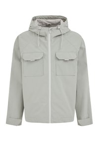 Lichtgrijze waterdichte jas met capuchon, twee voorzakken met klep en een ritssluiting aan de voorkant; heeft raglanmouwen en mouwen met knoopsluiting.