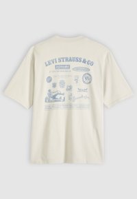 Εκρού κοντομάνικη μπλούζα με ανοιχτό μπλε vintage λογότυπα και κείμενο της Levi Strauss & Co. τυπωμένα στην πλάτη.