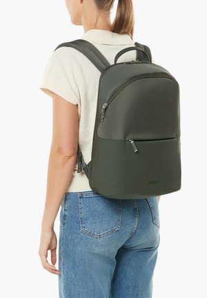 Grüner Rucksack aus glattem Material mit abgerundeter Form, ausgestattet mit einer vorderen Reißverschlusstasche, verstellbaren Trägern und einem oberen Griff.