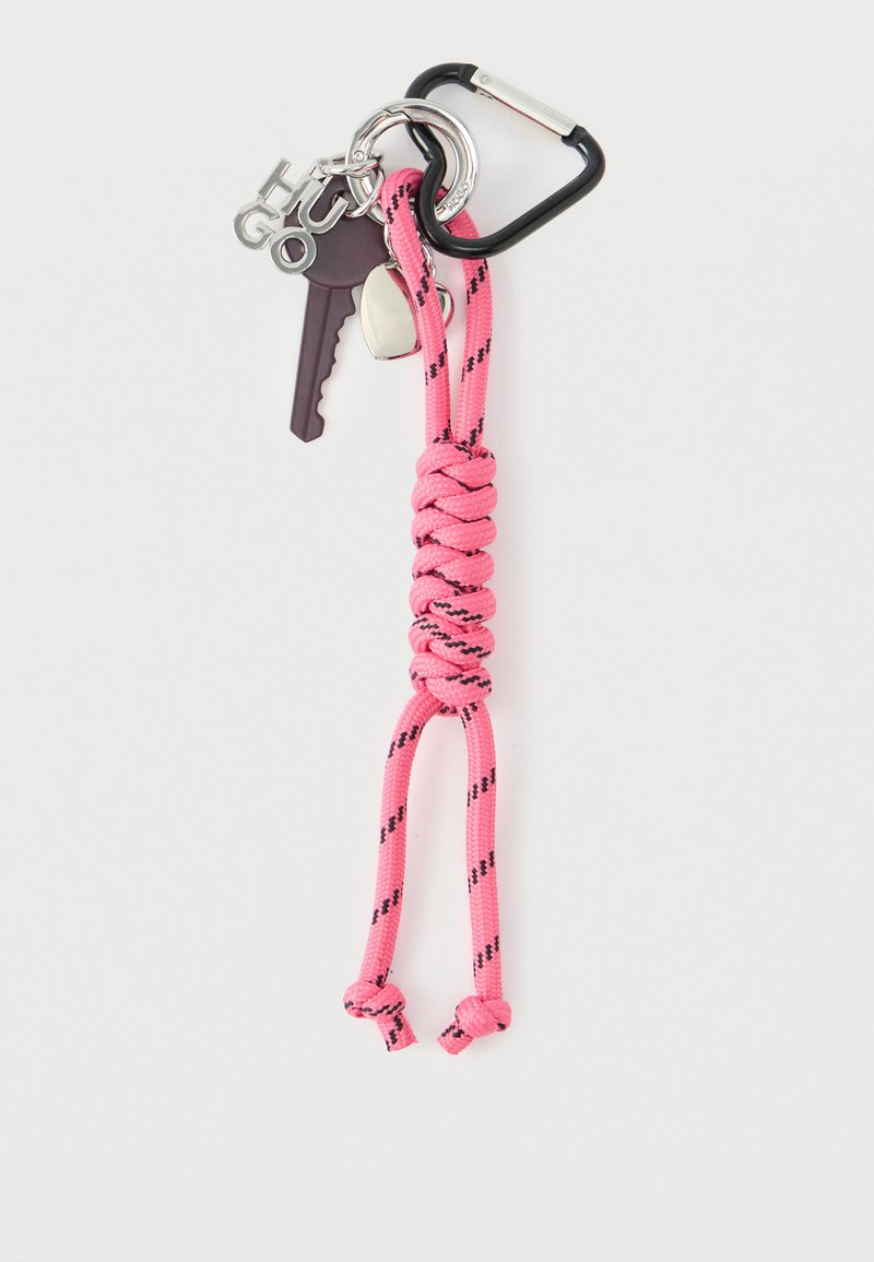 Porte-clés tressé rose en corde durable, équipé d'un mousqueton noir et de plusieurs clés avec des accents métalliques et des porte-clés.