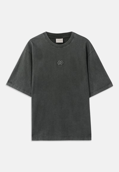 Dunkelgraues oversized T-Shirt mit kurzen Ärmeln, Rundhalsausschnitt und kleinem bestickten Knotendesign mittig auf der Brust.
