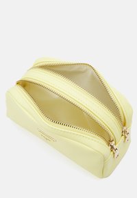 Guess DOUBLE ZIP - Trousse - yellow