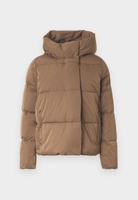 Casaco puffer marrom com gola alta, design acolchoado e mangas longas. Feito de um material liso, apresentando uma silhueta ligeiramente oversized.