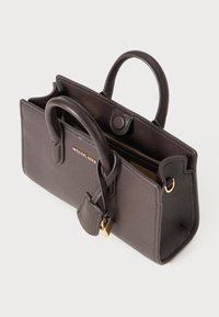 Graue Lederhandtasche mit strukturiertem Design, doppelten Griffen, einem Reißverschluss und einem Logo in Goldoptik. Mit abnehmbarem Charm.
