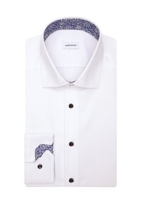 Witte mannenoverhemden met donkere knopen en blauwe paisley-geprinte stofaccenten in de kraag en manchetten, netjes gevouwen.