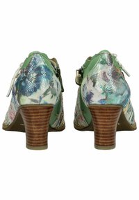 Scarpe verdi con motivo floreale, caratterizzate da una tomaia texture, un tacco basso e una chiusura con fibbia regolabile. Include un'accaunta lucida.