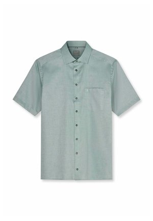 Camicia verde chiaro a maniche corte con bottoni, collo classico e taschino sul petto, esposta su sfondo bianco uniforme.