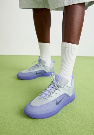 ZOOM NYJAH 4 UNISEX - Skateschoenen - light grey/purple