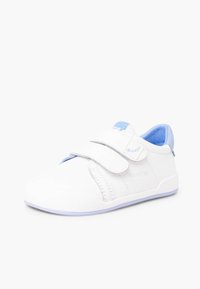 Witte kindersneaker met twee klittenbandsluitingen, een blauwe binnenvoering en een blauwe patch op de hiel en tong.