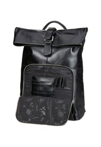 Mochila negra de cuero con un diseño de solapa, bolsillo con cremallera, superficie texturizada y forro decorativo de tela negra con un patrón de mapa gris.