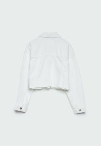 Zkrácená bílá džínsová bunda s dlouhými rukávy, knoflíkovými manžetami a raw lemem. Má klasický límec a švy na zadní straně.