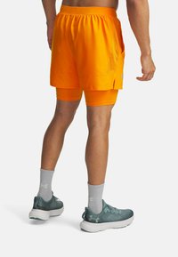 Under Armour LAUNCH - 2-i-1-shorts - squad orange