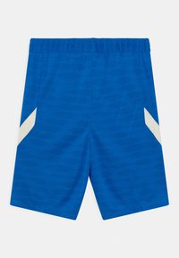 Pantaloni corti blu con un motivo a onde testurizzate, vita elastica e accenti laterali bianchi a contrasto. Realizzati in materiale leggero e traspirante.