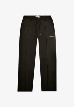 Juodi sportiniai džinsai su raišteliu juosmens dalyje, pasižymintys lygiu paviršiumi ir auksiniu "PAS DE MONACO" siuvinėjimu kairėje šlaunyje.