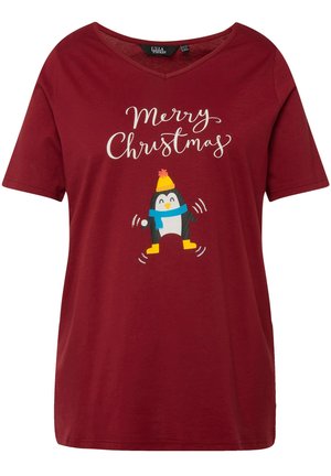 Korte mouw, v-hals t-shirt in bordeauxrood met een pinguïn afbeelding en de tekst "Vrolijk Kerstfeest" in het wit, met heldere accenten in geel en blauw.