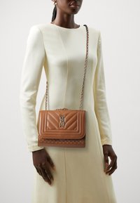 Steve Madden BCALA - Axelremsväska - cognac