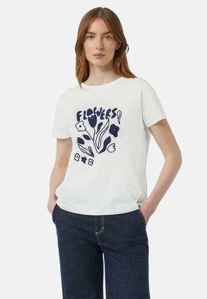 Witte katoenen t-shirt met een marineblauw bloemenpatroon. Rund hals, korte mouwen, casual pasvorm en een gladde textuur. Casual stijl.