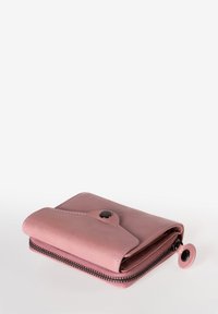Compact, roze leren portemonnee met een ritssluiting, drukknoop, gladde textuur en afgeronde hoeken; heeft zwarte ritssluiting details.