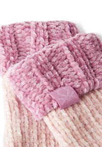 Gestreifter Schal in Pink und Hellpink aus plüschigem, texturiertem Stoff. Verfügt über ein Etikett mit einem dezenten Muster am Rand. Weiches und dickes Design.