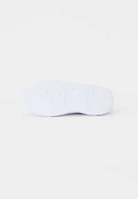 Hvit sneakersåle med mønstrede dekk, rektangulære spor og en jevn kant. Designet har en teksturert mellomsåle for bedre grep.