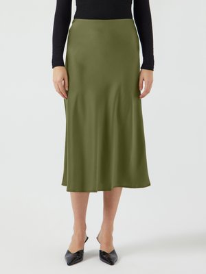 Olijfgroene satijnen midi-rok met een gladde, vloeiende textuur. Heeft een aansluitende tailleband en een zoom die net onder de knieën valt.