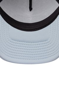 Lys blå kasket med en kontrasterende sort bande indenunder; har syningsdetaljer og en glat tekstur. Klassisk design med en buet form.