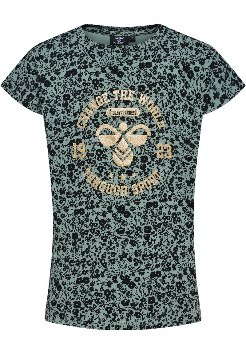 Grünes T-Shirt mit floralem Muster und kurzen Ärmeln, das mit einem goldenen Glitzer-Graphic bedruckt ist, auf dem "Ändere die Welt durch Sport" steht.