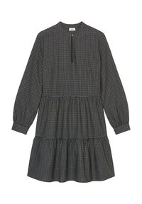 Zwart-wit geruite jurk met lange mouwen, een geplooide taille en een gelaagde rok, met een ronde halslijn en een enkele knoopsluiting.