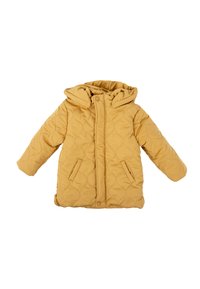 Abrigo de invierno acolchado en color mostaza para niño, con capucha adjunta y bolsillos frontales, aislado sobre fondo blanco.