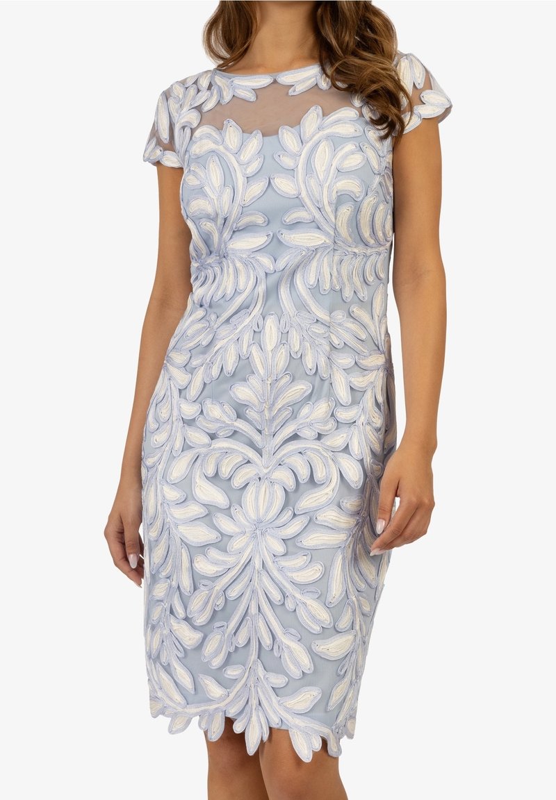 Robe bleue brodée ornée de motifs floraux, manches courtes en tissu transparent, et silhouette ajustée avec ourlet en feston.