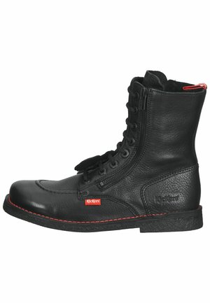 Stivaletti neri in pelle con punta rotonda, lacci frontali e zip laterale. Presentano cuciture rosse e un logo Kickers sul lato.