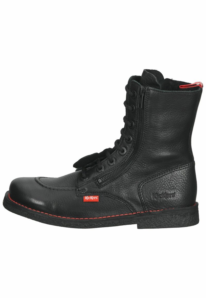 Stivaletti neri in pelle con punta rotonda, lacci frontali e zip laterale. Presentano cuciture rosse e un logo Kickers sul lato.