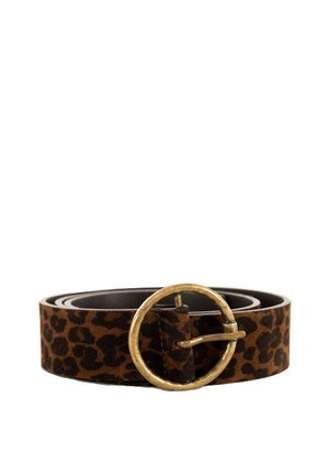 Cinturón de ante con estampado de leopardo y hebilla redonda de metal dorado. Presenta una textura suave y longitud ajustable para diferentes tamaños de cintura.