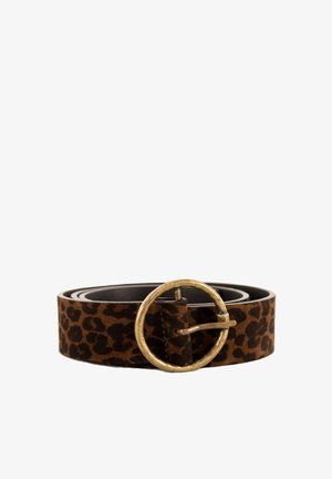 Cinturón de ante con estampado de leopardo y hebilla redonda de metal dorado. Presenta una textura suave y longitud ajustable para diferentes tamaños de cintura.