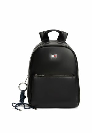 Mochila Tommy Jeans negra con bolsillo frontal con cremallera, asa superior, correas acolchadas y llavero de cuerda azul marino adherido al anillo lateral.