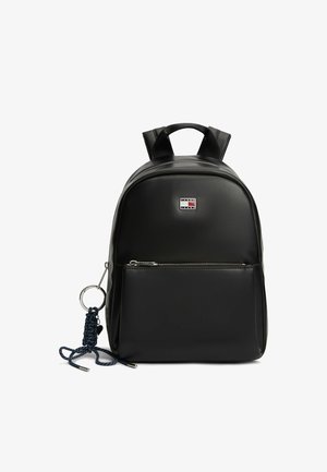 Sac à dos Tommy Jeans noir avec poche avant zippée, poignée supérieure, bretelles rembourrées et un porte-clés corde marine attaché à l'anneau latéral.