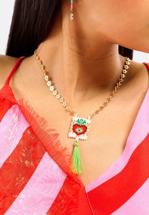 Collier chaîne en or avec petites accents floraux, comprenant un pendentif rectangulaire avec un motif de cœur coloré et un pompon vert.