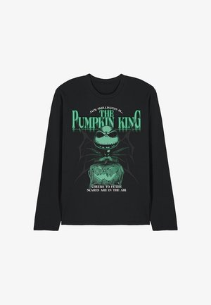 Schwarzes Langarmshirt mit einem grafischen Druck eines Skeletts und einem Kürbis, mit grüner Schrift "The Pumpkin King" und Spinnennetzakzenten.