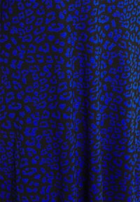 Tecido preto com um padrão texturizado de manchas de leopardo azuis, apresentando tamanhos e formas variados por todo o design. Textura suave.
